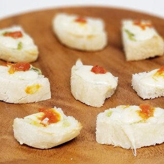 【パーティー】チーズ、トマトとバジルのブルスケッタ